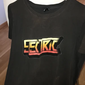 Cool t-shirt med print  - Cool tröja från Gina i storlek XL men som sitter mer som en M. Andvänd några fåtal gånger. Vid frågor eller funderingar så är det bara att höra av sig❤️priset är inkl frakt. 