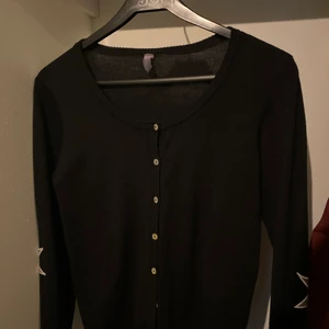 Svart kofta  - Säljer nu min svarta kofta pågrund av för stor. Dm vid intresse!