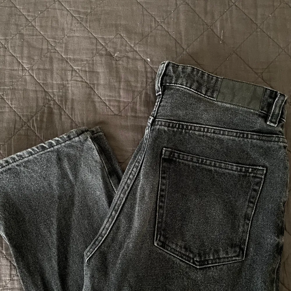 Säljer dessa skitsnygga grå/svarta straight jeansen!!! Köpta på monki för ett år sedan, sparsamt använda. Jag skulle säga att de passar dem som brukar ha M i jeans🥰 Spårbar frakt tillkommer på 66kr💕💕. Jeans & Byxor.