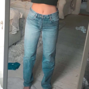 Jeans - Från neuw tror jag märket heter, org pris 700. Bilder från i sommras och säljer för att dom inte passar längre❤️kontakta för frågor och intresse! Passar typ S