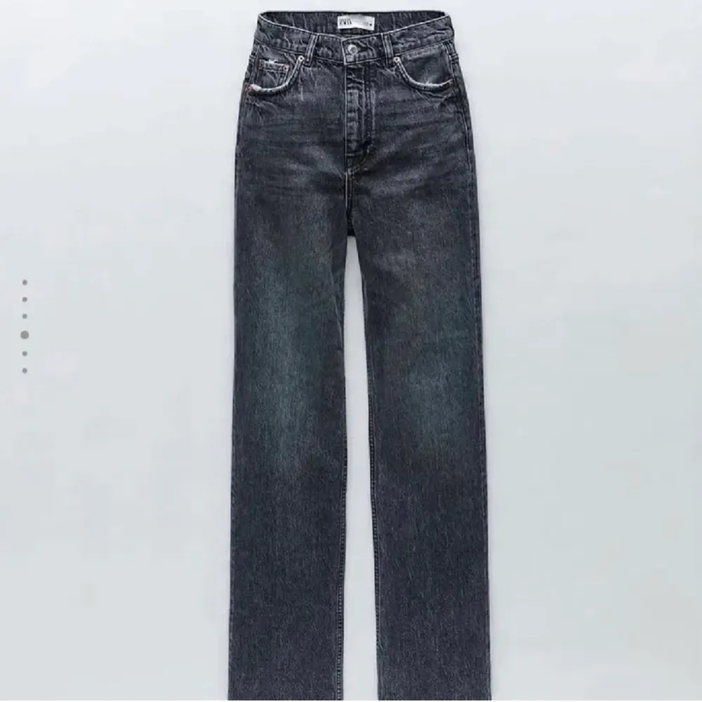 Säljer dessa supertrendiga jeans från zara som slutat sälja. Helt oanvända pågrund av storleks fel. Kontakta mig gärna för fler bilder:) Köparen står för frakten❤️. Jeans & Byxor.