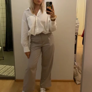 Gråa kostymbyxor - Långa raka högmidjade kostymbyxor, endast använda en gång. 