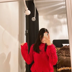 Stickat tjocktröja  - En söt och gullig stickat tröja som min morfar stickade för mig men tyvärr har den blivit lite för liten för mig nu så måste därför sälja den. Tröjan är stickat super fin och har inte använt den mycket alls så den är i jätte bra skick! Eftersom att min morfar stickade den för mig så går det ej att köpa en likadan deasutom använde hon super bra matrial så den är väldig tjock och varm. (Den sticks inte!!!)… köparen står för frakten. 