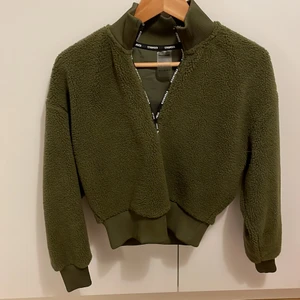 Mysig tröja från stronger - En grön, ”lurvig” Teddy-tröja från Stronger. Använd endast 2 gånger,? Säljer pga av för liten stolrlek.