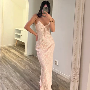 Zara blommig klänning storlek XS - Sååå fin rosa blommig klänning från zara i strl XS. Har tyvärr bara blivit kvarliggandes i garderoben efter sommaren. Helt ny med prislapp kvar! Köptes för 399, säljer för 300. Frakt tillkommer på 66kr spårbart, annars går det bra att hämta upp i centrala Göteborg🌸