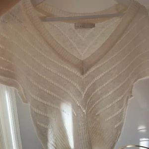 Topp - Jättesnygg stickad topp från Ichi! väldigt fin passform och söt topp, är storlek M men sitter som XS-M, skriv för bättre bilder på!🤍