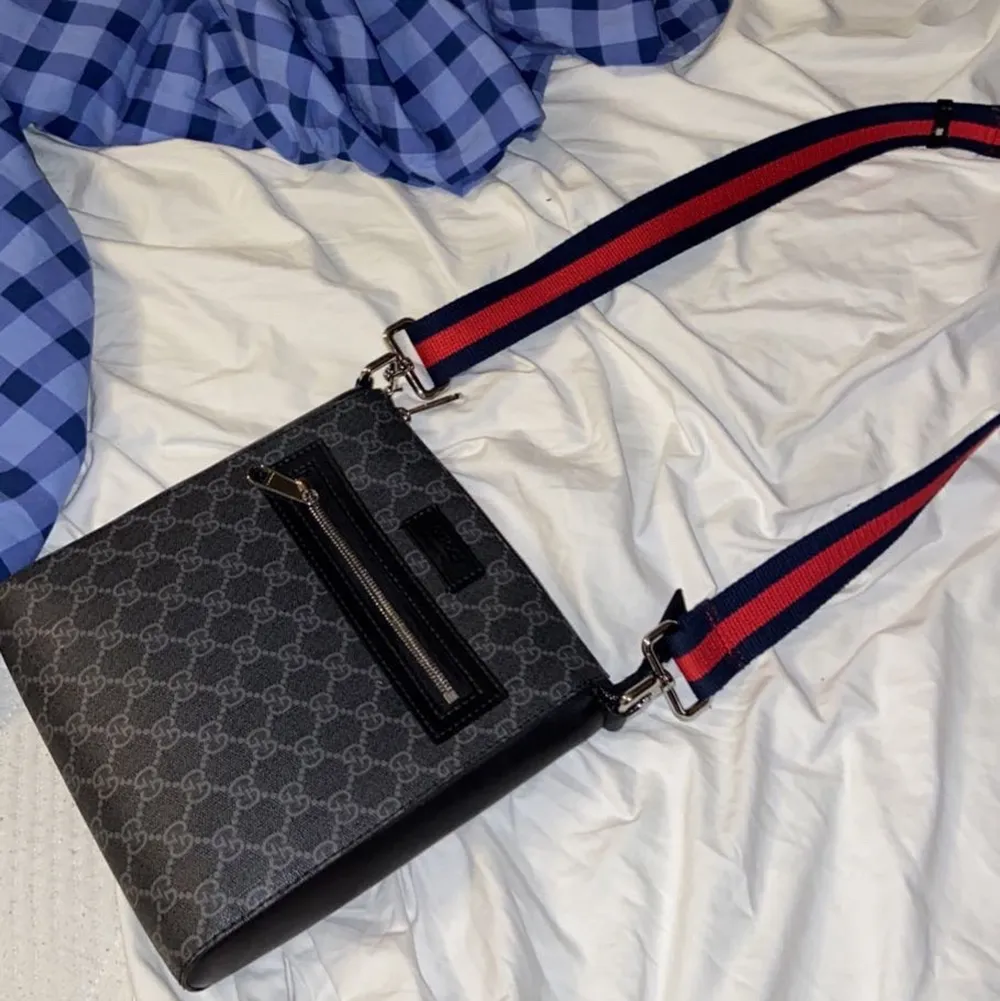 Säljer en Gucci Väska för 800 kr! Världsklass kopia ingen skillnad på denna o den äkta!. Väskor.