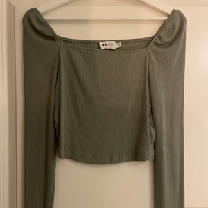 Grön topp  - Grön tight topp med puff på axlarna! Storlek M från NA-KD använd fåtal gånger!💕