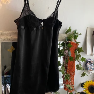 Spets linne  - Säljer detta lite längre linnet med spets! Frakt: 66kr😇🌸