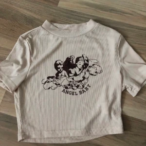 Shein tröja crop top - En shein crop top. Jätte söt! Säljer för 40 kr och frakten är 45 kr.
