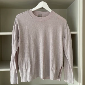 Glittrig topp från h&m  - Säljer min topp från h&m som har ett väldigt fint fall i en dusty rosa färg.