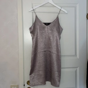 Klänning bikbok - Cool klänning från bikbok. Går till mitten av låret på mig som är 173cm. Storlek XS. 