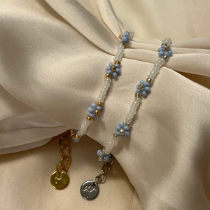 Li - 💙Li blomarmband & ring ✨Det går att välja mellan silver eller guld                                                                           💙Pris: Armband: 99kr Ring: 69kr                                  Set (armband & ring): 160kr Eventuell fraktkostnad: 14kr Storlekar på armband:                                                       💙XS/S - 13,5cm + 4,5cm < 18cm 💙M/L - 17cm + 4,5cm < 21,5cm 💙Ringar är unisize.                          🤍Beställning sker via IG (Silver/guld, storlek & produkt)