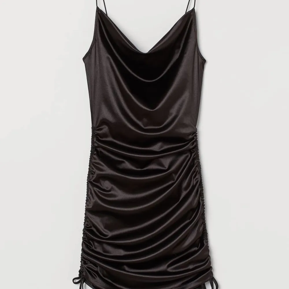 Säljer nu denna svarta silkes klänning med snörning vid sidorna då den inte kommer till användning, använd 1 gång så är i ny skick. 💗. Klänningar.