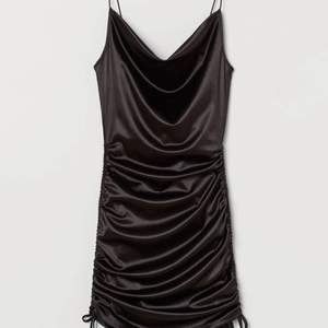 Säljer nu denna svarta silkes klänning med snörning vid sidorna då den inte kommer till användning, använd 1 gång så är i ny skick. 💗
