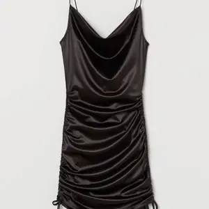 Säljer nu denna svarta silkes klänning med snörning vid sidorna då den inte kommer till användning, använd 1 gång så är i ny skick. 💗