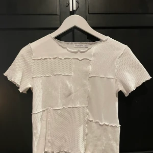 Topp Stradivarius S - Jättesöt topp med små ”broderingar” från Stadivarius  i storlek S (obs den är ganska croppad). Använd endast 1 gång så den är i väldigt bra skick! Kan mötas upp i Stockholm annars står köparen för frakten 💕