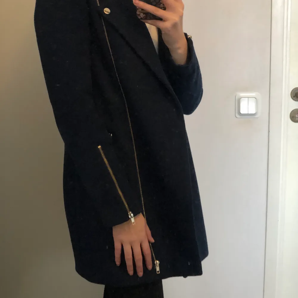 En mörkblå kappa från vero Moda med guld detaljer som inte kommer till användning längre ,använd sparsamt. Köparen står för frakten.. Takit.