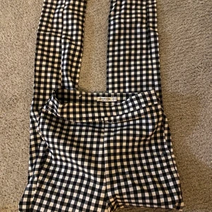 Rutiga byxor  - Jättefina rutiga byxor ifrån strandinavius. Tveka inte vid frågor💓💓💓