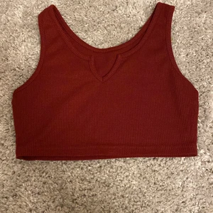 En röd crop top - En röd crop top size xs-s. Jätte Skönt material. Säljer pga att den är för liten. jag står inte för frakt