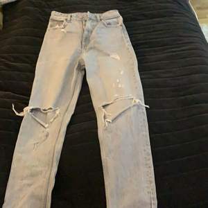 Säljer dessa fina ljusgråa jeans med hål på knäna från zara!! Hålen har gått upp lite sen jag köpte dom💞 färgen stämmer mer in i bild två med verkligheten. Jag säljer ett par liknande jeans i blått🥰 nypris:359kr