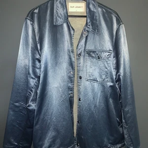 Our Legacy Coach Jacket - Retro Our Legacy Coach jacket i 70% bomull, 30% viskos. Faller bra på kroppen och väldigt ball helt enkelt! Nypris 5000kr <3