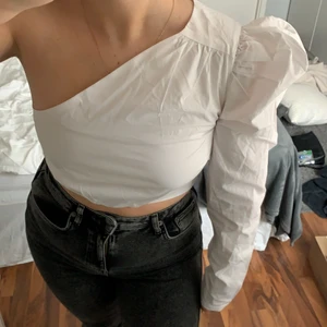 Vit snedskuren topp - Vit snedskuren topp från nakd, skjortmaterial, aldrig använd och lapp kvar
