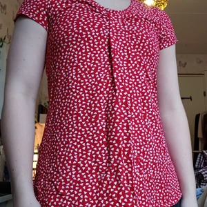 Flash woman röd vit topp stl. S - Pris: 40 kr. Stl: S. Passform: Mjuk och bekväm. Säljer p.g.a: Används aldrig.