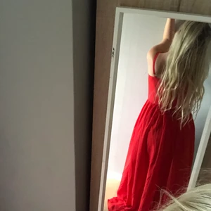 Fin Klänning  - Finklänning använd endast en gång. Perfekt röd färg med axelband som man kan ta av eller på. Säljer för 399 