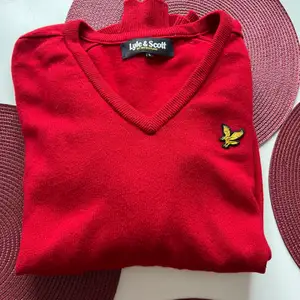 Röd Lyle&Scott tröja skön som present till amo, du ger även en gåva till Barncancerfonden. 