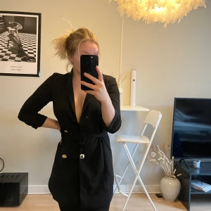 Kavajklänning från Boohoo - Kavajklänning från Boohoo i storlek 32/XS