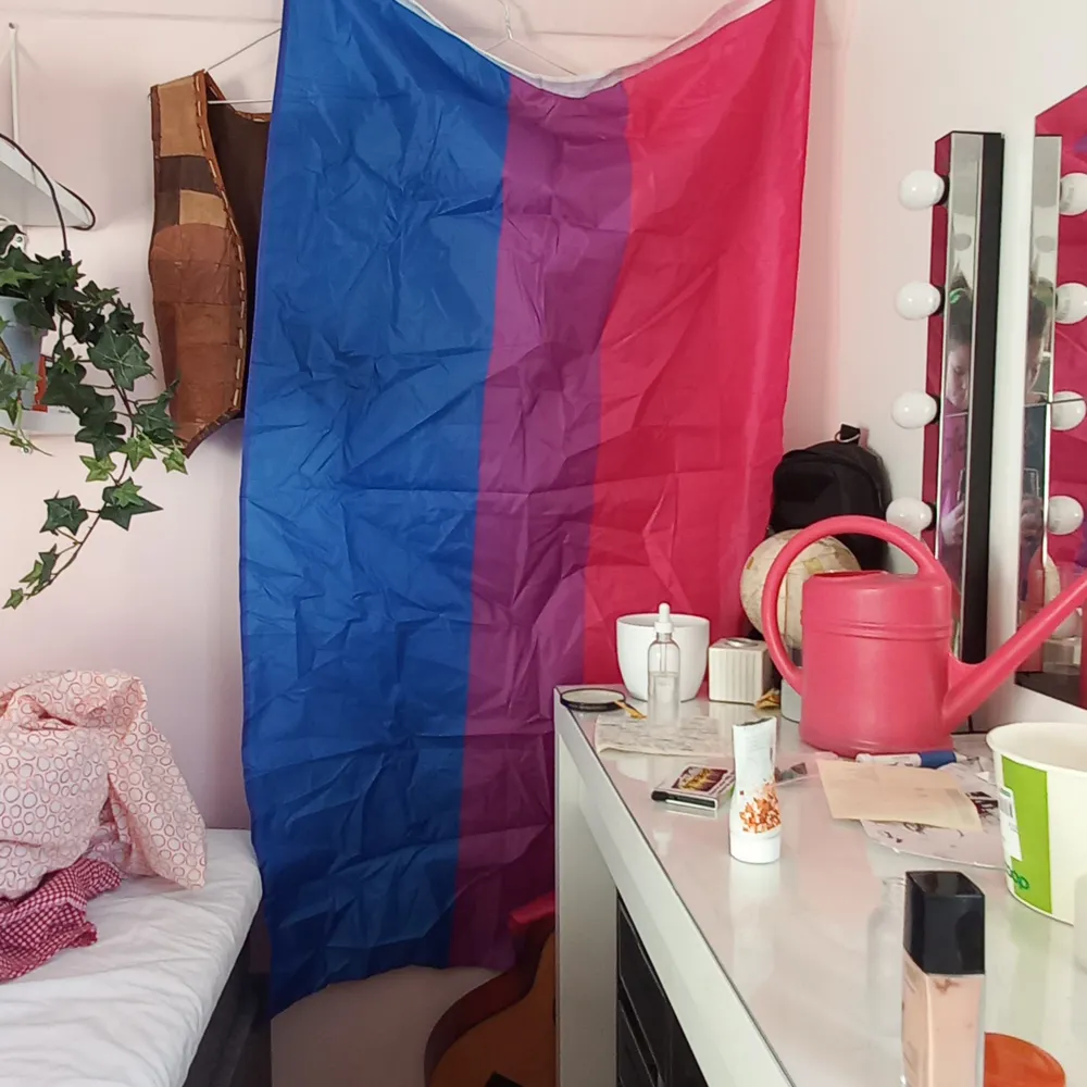En stor bisexuell flagga I tyg. Vill helst byta mot en pansexuell flagga, men kan köpas för 100 kr också. En är 91 x 152 cm . Övrigt.