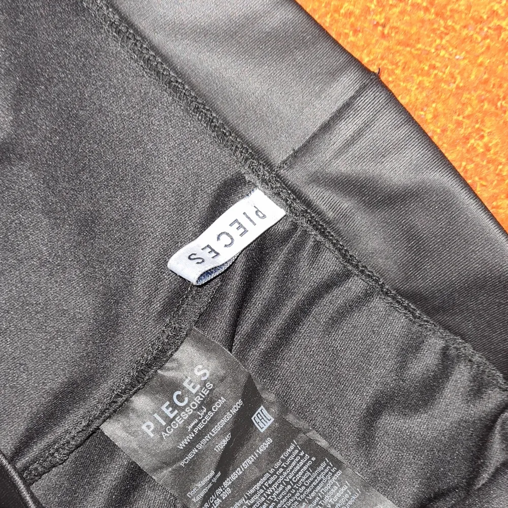Sköna svarta leggings från Pieces i läderliknande material 🖤 notera dock att tyget är mycket mer 