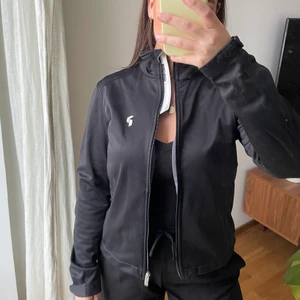 Peak jacka - En tunn jacka från Peak. Aldrig använd så den är helt ny. Är i storlek L men den är väldigt liten i storleken så den passar dig som är S/M. ☺️