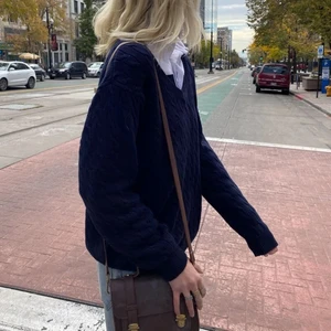 Kabelstickad tröja - Marinblå stickad tröja från brandy Melville⚡️ nypris 418kr och den har bara kommit till användning ett par gånger 🤍