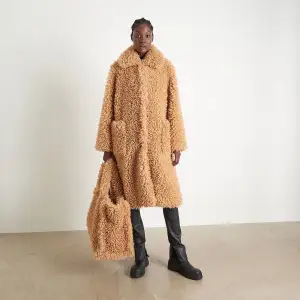 Oanvänd faux fur jacka/kappa med lappen kvar, vill man se mer bilder så heter modellen Leah. Den är superfin, kände bara att jag inte riktigt passade så bra i den som jag hade velat. Nypriset är 2100. Storlek medium, dock tycker jag att även en small och large kan ha den beroende på hur man vill att den ska sitta. Finns att hämtas vid Gärdet, Stockholm men kan även skickas.