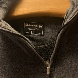 Champion strl L  - Denna mycket fina sweatshirt från champion, skriv för mer och tydligare bilder! Köpare står för frakten annars kan jag möta upp i malmö 