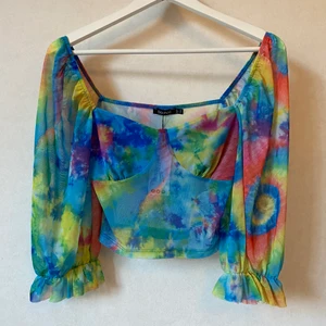 Svincool transparent bolero-topp! 34-38 - Så jäkla cool top! Transparent utom utöver bysten. I najs batik med härliga färger. Lite lätt cropped och helt i nyskick med lappen kvar! Fick i present men använder tydligen bara svart 😂🖤  Helt underbar men får gå vidare istället för att bara titta på den o garderoben. Kan mötas i Stockholm eller skicka mot fraktkostnad! ✨🌸✨