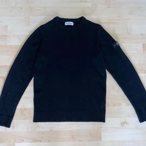 Stone island - Stone island tröja(stickad) i storlek 170, passar dig som är mellan 160-175 cm skulle jag säga. Den är i rätt så bra skick, qr kod i pm. Hämtas eller fraktas vid frakt står köpare för frakt!!