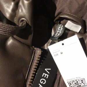 Brun jacka, storlek M - Säljer denna ur snygga jacka som jag endast har provet. Säljer den eftersom att den var för stor för mig. Som ni ser är prislappen kvar, vilket betyder att den är som ny. Tycker det är lite synd att den var för stor för hade själv velat använda den hihi. 