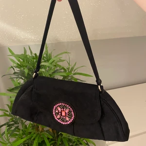 Victoria’s Secret väska - Säljer denna y2k inspirerande väskan från Victoria’s Secret. Den är köpt på sellpy men jag har aldrig använt den.