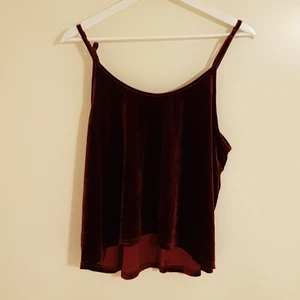 Storlek xl men är väldigt liten:)  - Super fin vinröd tröja. Har använt den typ 10 gånger endas svish betalning.