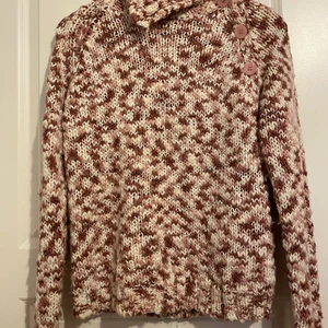 Stickad tröja  - Rosa vit stickad tröja, aldrig använt. Märke Rocha.John Rocha med knappar vid kragen. Storlek xs/s❤️