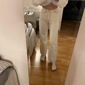 Beigea Jeans från Monki - Beigea jeans från Monki, ”Yoko off-white jeans”. Storlek 24. Använda men i bra skick. 