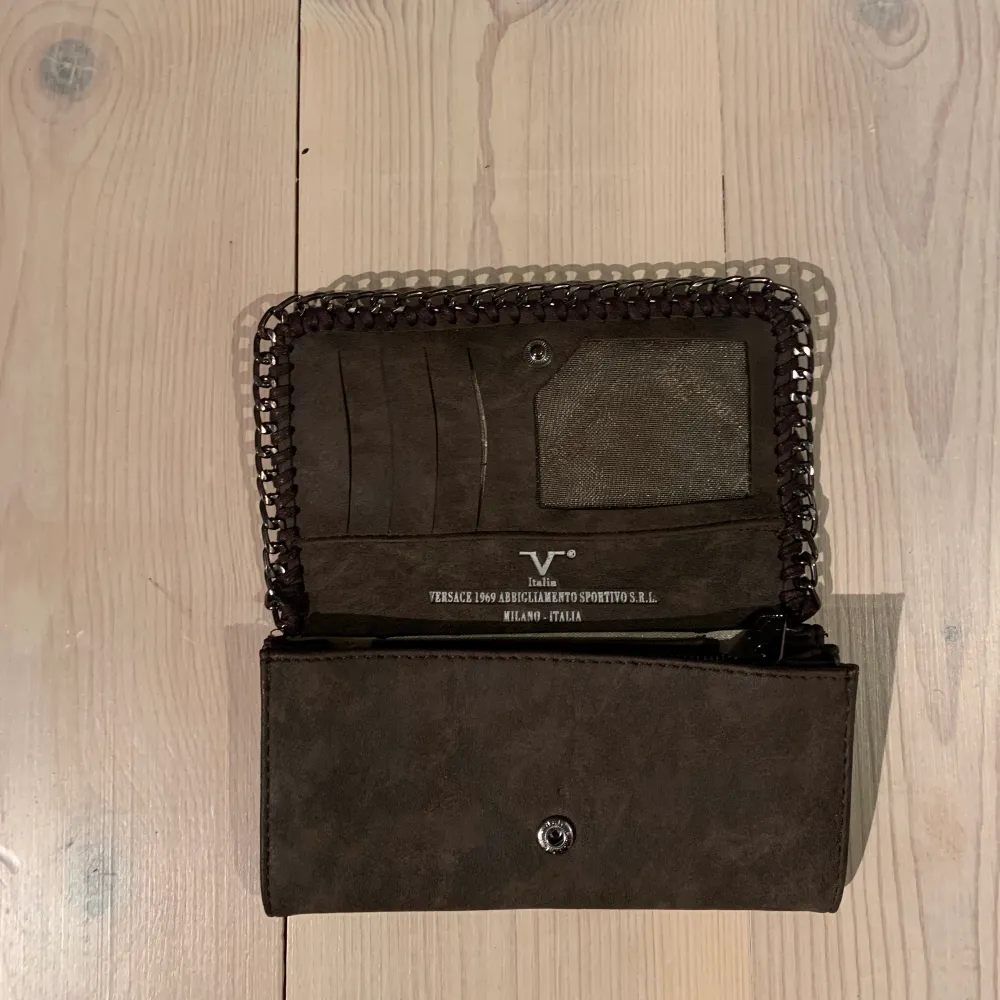 En väldigt snygg Versace väska lik den populära Zadig väskan! Skick 9/10 helt felfri enligt mig!. Väskor.