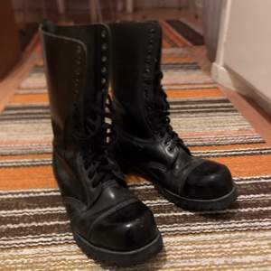 Svarta läder boots med snörning, använt skick
