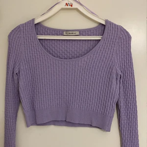 Croppad lila tröja  - Jätte fin lila croppad topp från Nelly tror jag 💕Säljer då en inte kommer till användning. Är i storlek S/M och passar mig som brukar ha S. Hör av dig om du vill ha bättre bilder eller undrar något😊 Kan mötas upp i Stockholm och betalning sker genom Swish pris kan diskuteras 
