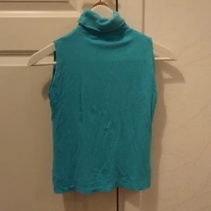 Turkos topp - Turkos topp eller linne snarare säljes då den inte kommer till användning passar xs-s. Frakt tillkommer på ca 30kr