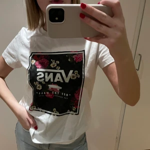 T-shirt - Säljer en T-shirt från vans i storlek M. Fint skick, skriv vid frågor eller fler bilder 