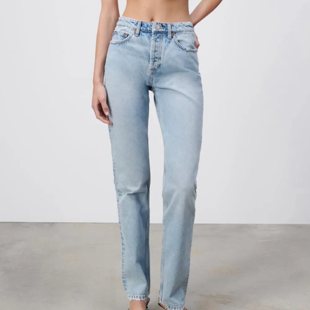 Pga oseriösa köpare får jag lägga ut dessa igen. Mid Rise jeans från zara, knappt använda. Har endast vikt in dem på bilderna (är 160) . Jeans & Byxor.